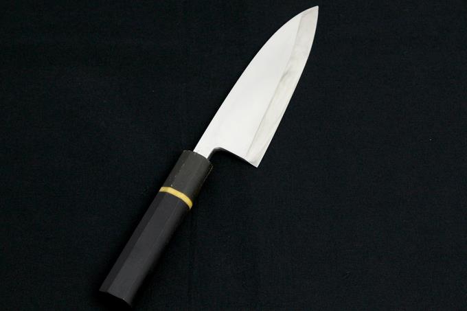 サイズ V金10号鏡面出刃包丁黒檀黒水牛八角柄刃長18センチ新品。の