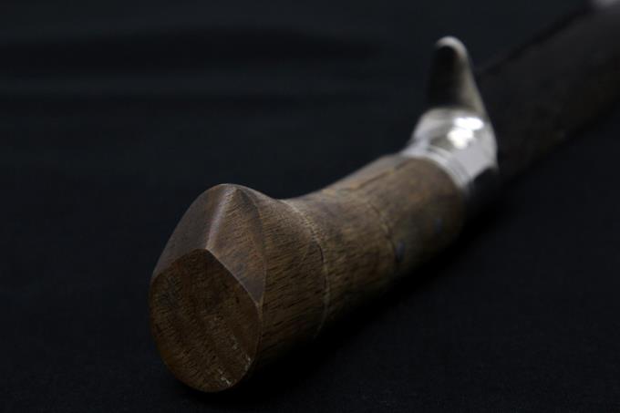 剣鉈 180mm 槌目ダマスカス ツバ付ハンドル 木鞘バンド付・箱付